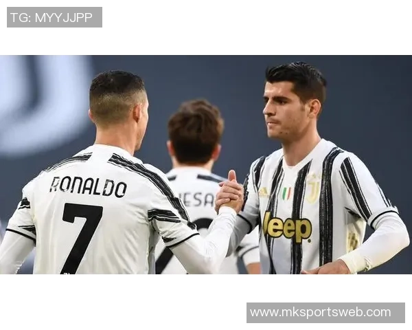 那不勒斯主席德劳伦蒂斯与利雅得胜利CEO合影展示C罗球衣引发热议